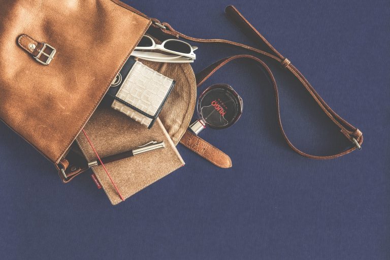 Een handtas is net als een schatkist, wij vrouwen stoppen er van alles en nog wat in