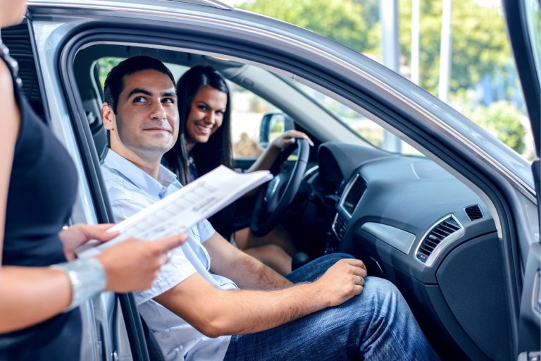 Waarom je beter een tweedehands auto bij een autodealer kunt kopen